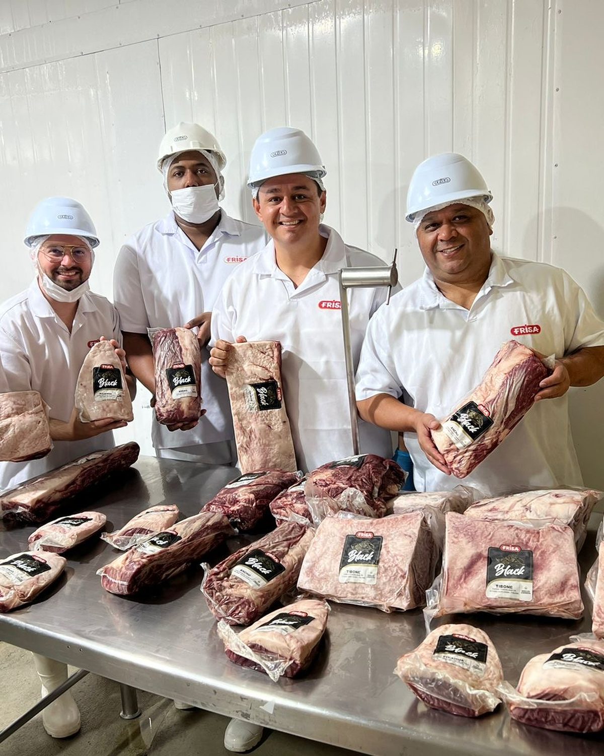 Equipe apresentando cortes da linha Black em frigorífico