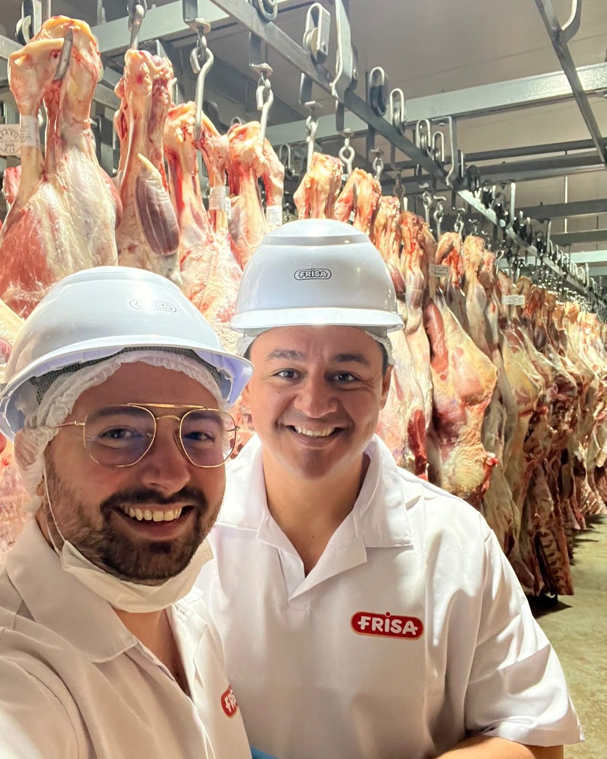 Marcelo Pimentel na câmara fria de um frigorífico