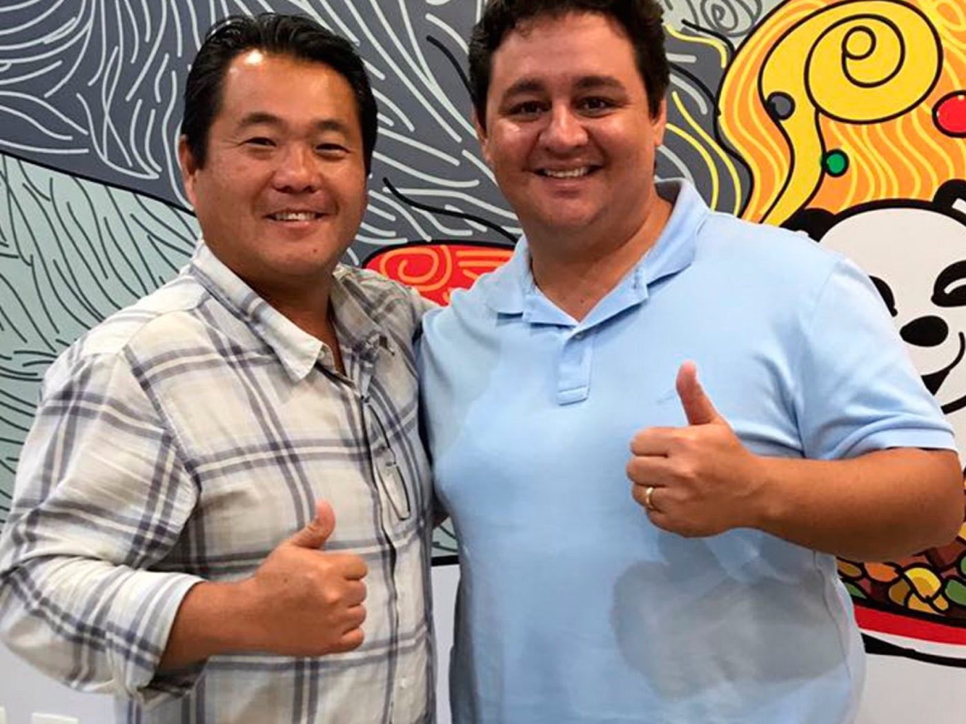 Marcelo Pimentel ao lado de Robinson Shiba, fundador do China in Box