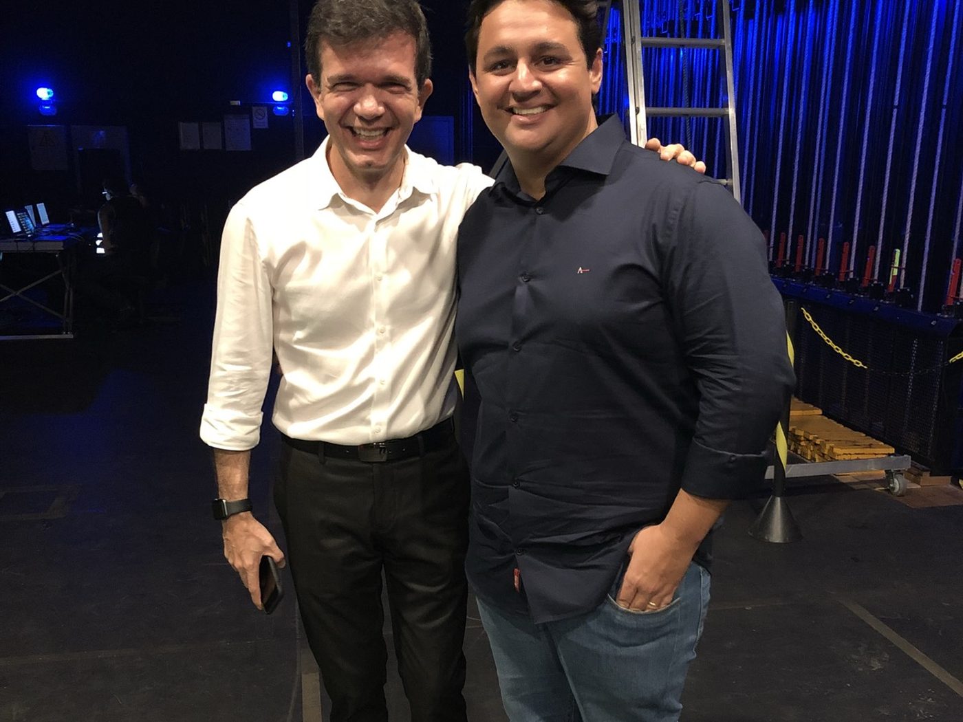Marcelo Pimentel com Ari de Sá Neto nos bastidores do Day1 Fortaleza