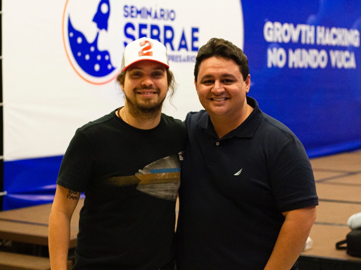 Marcelo Pimentel ao lado de Murilo Gun no Seminário Sebrae